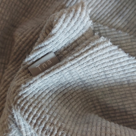 Aritzia TNA thermal cowlneck size XS - Picture 10 of 15